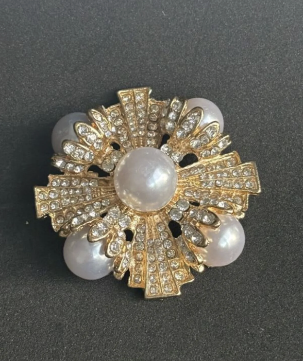 İNCİNİN TAŞLARLA BULUŞMASI ŞIK GOLD RENK BROŞ İĞNELİ BROŞ 5 CM.