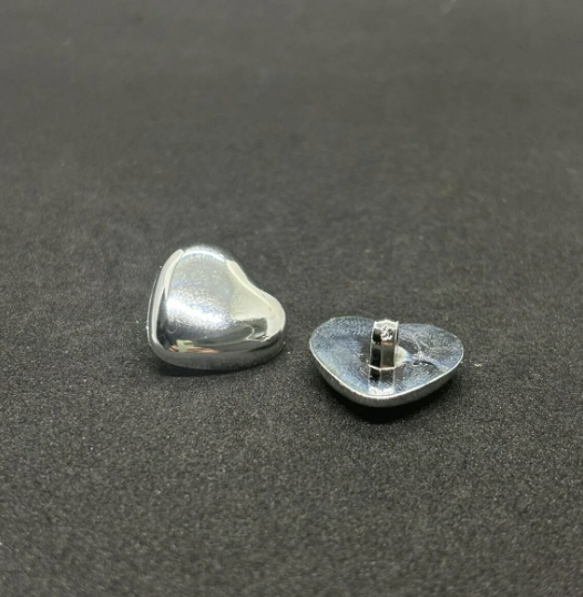 Gümüş Kabartmalı Kalpli Bombeli Tasarım Düğme 2 cm.(2 adet)