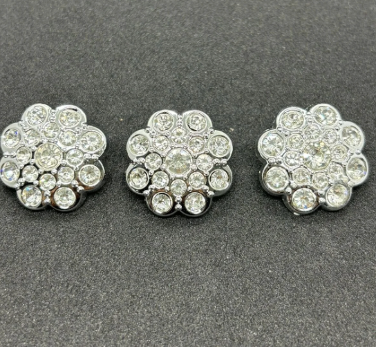 Gümüş Üzeri Taşlı Çiçek Model Metal Kaban Ceket Trençkot Düğmesi 2,29 CM - 3 Adet