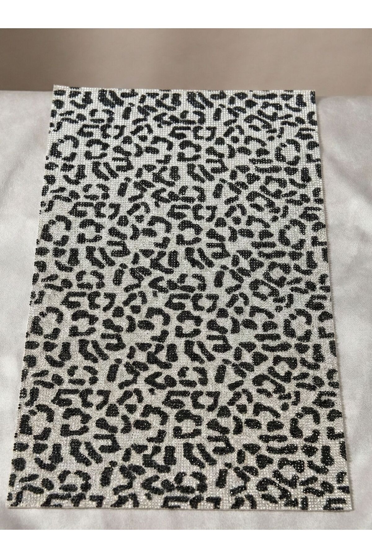 Leopar Desenli Kristal Taşlı Kendinden Yapışkanlı Tabaka Kaplama 24x40cm