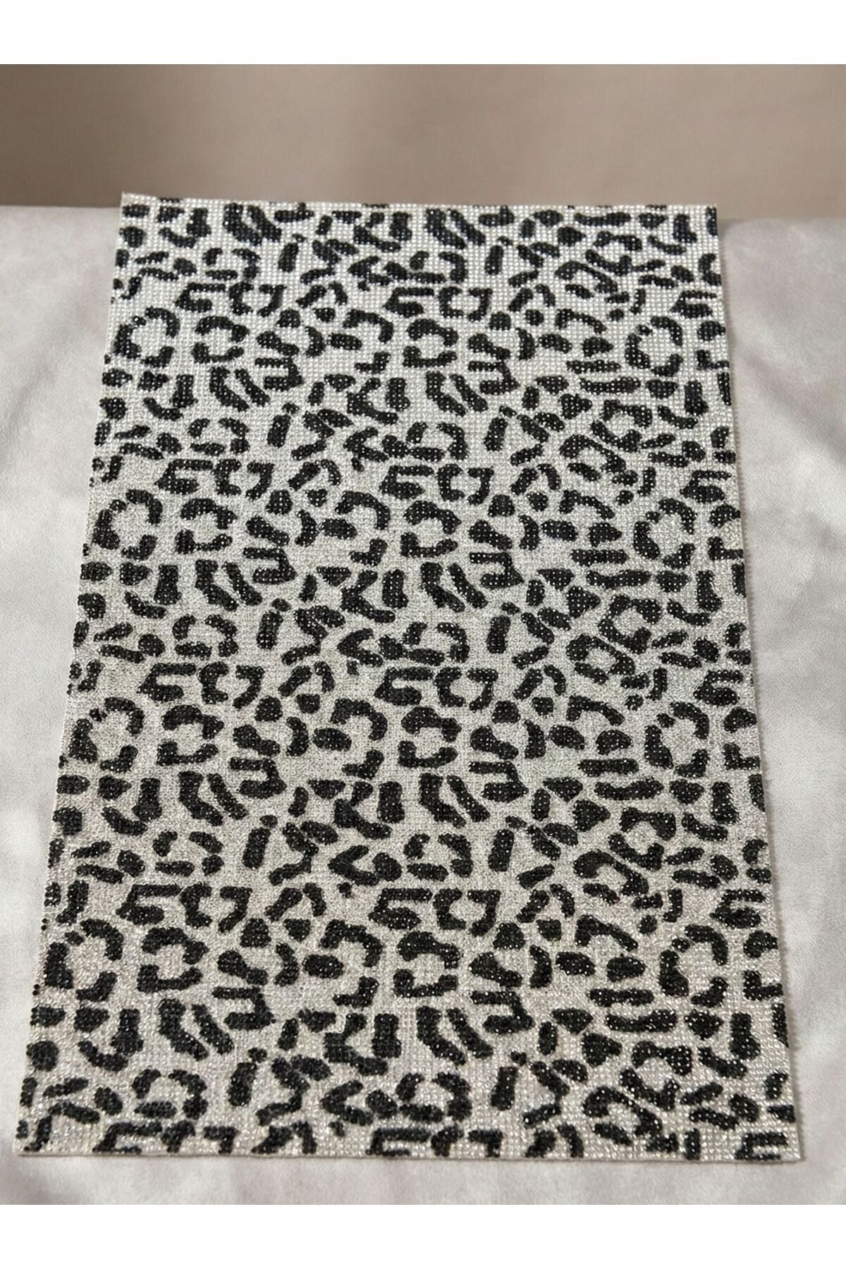 Leopar Desenli Kristal Taşlı Kendinden Yapışkanlı Tabaka Kaplama 24x40cm