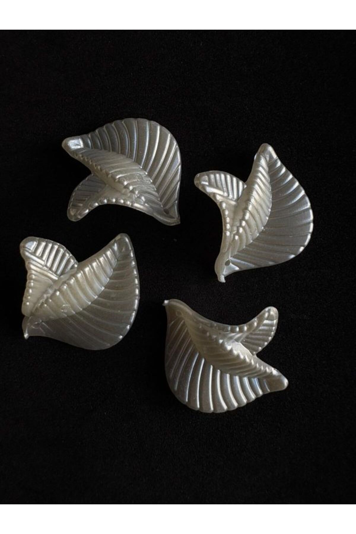 Akrilik Beyaz Çift Yapraklı Delikli İnci 32mm (50 Adet) B:47