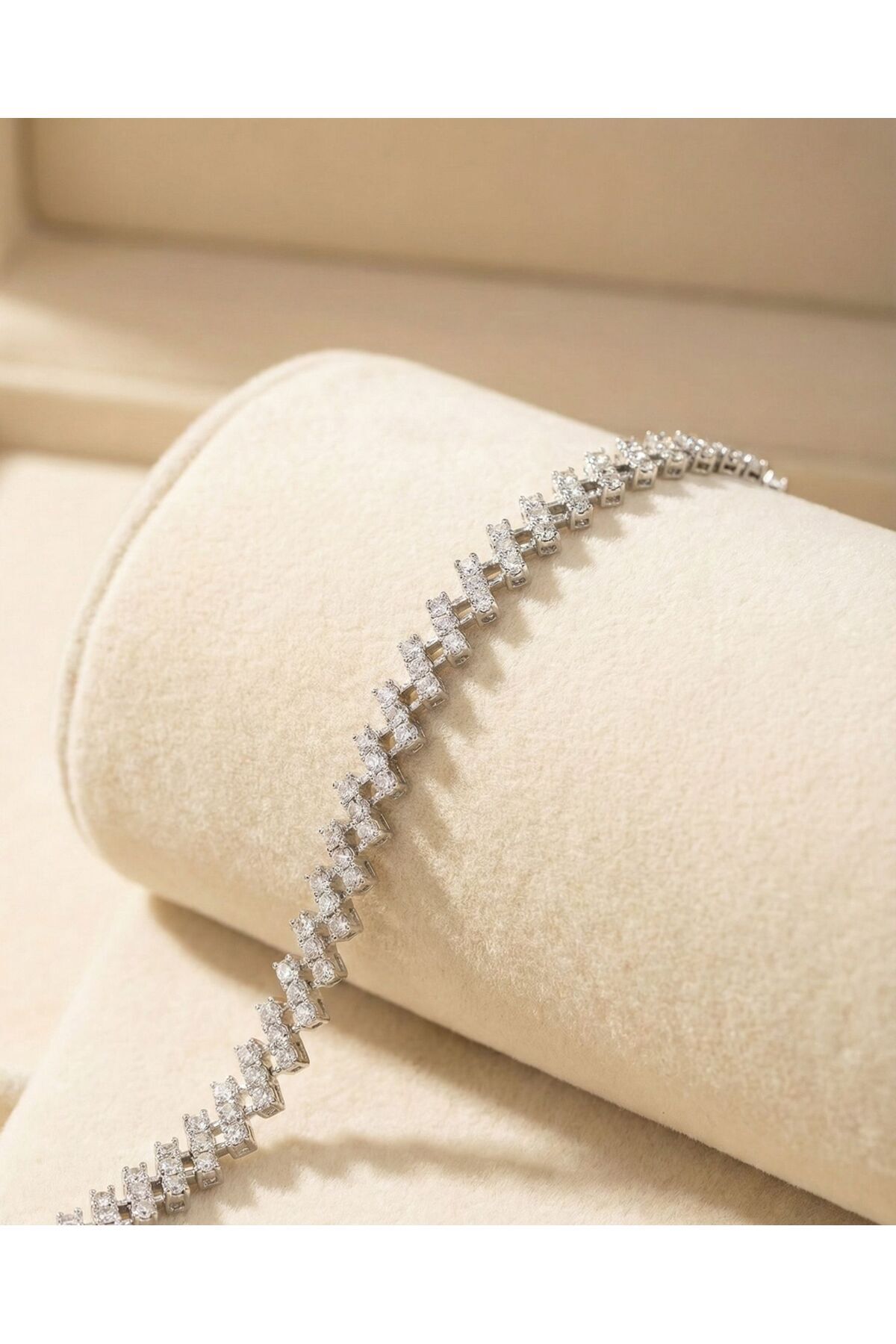 1 Metre Gümüş Kasa Zikzak Desenli Kristal Taşlı Şerit