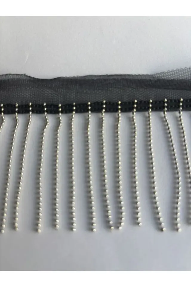 1 Metre Siyah Tül Üzerine Dikili Sallantılı Gümüş Zincir Şerit 6 cm.