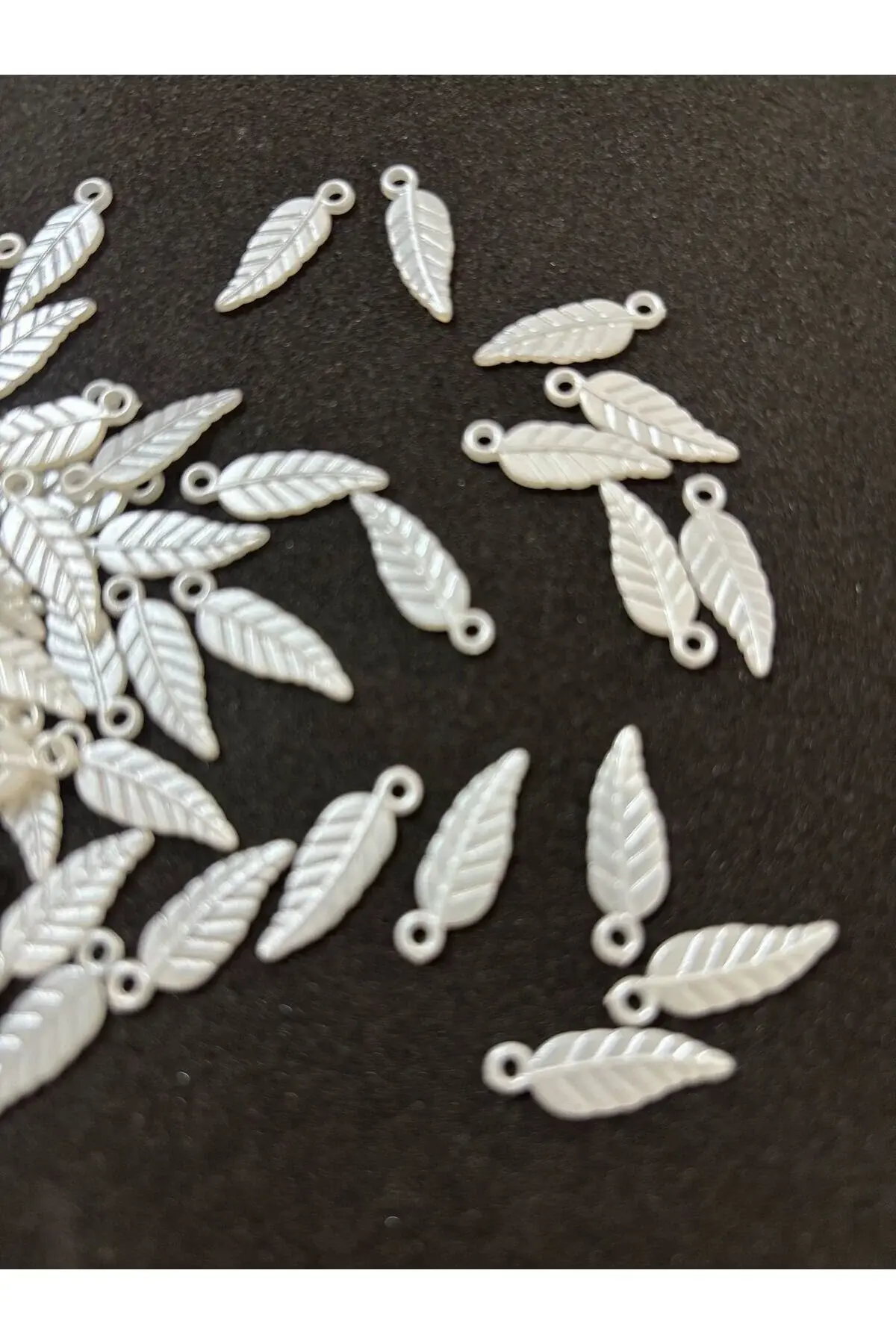 Sedefli Beyaz Yaprak Desenli İnci Çift Taraflı 2 cm.(100 adet)