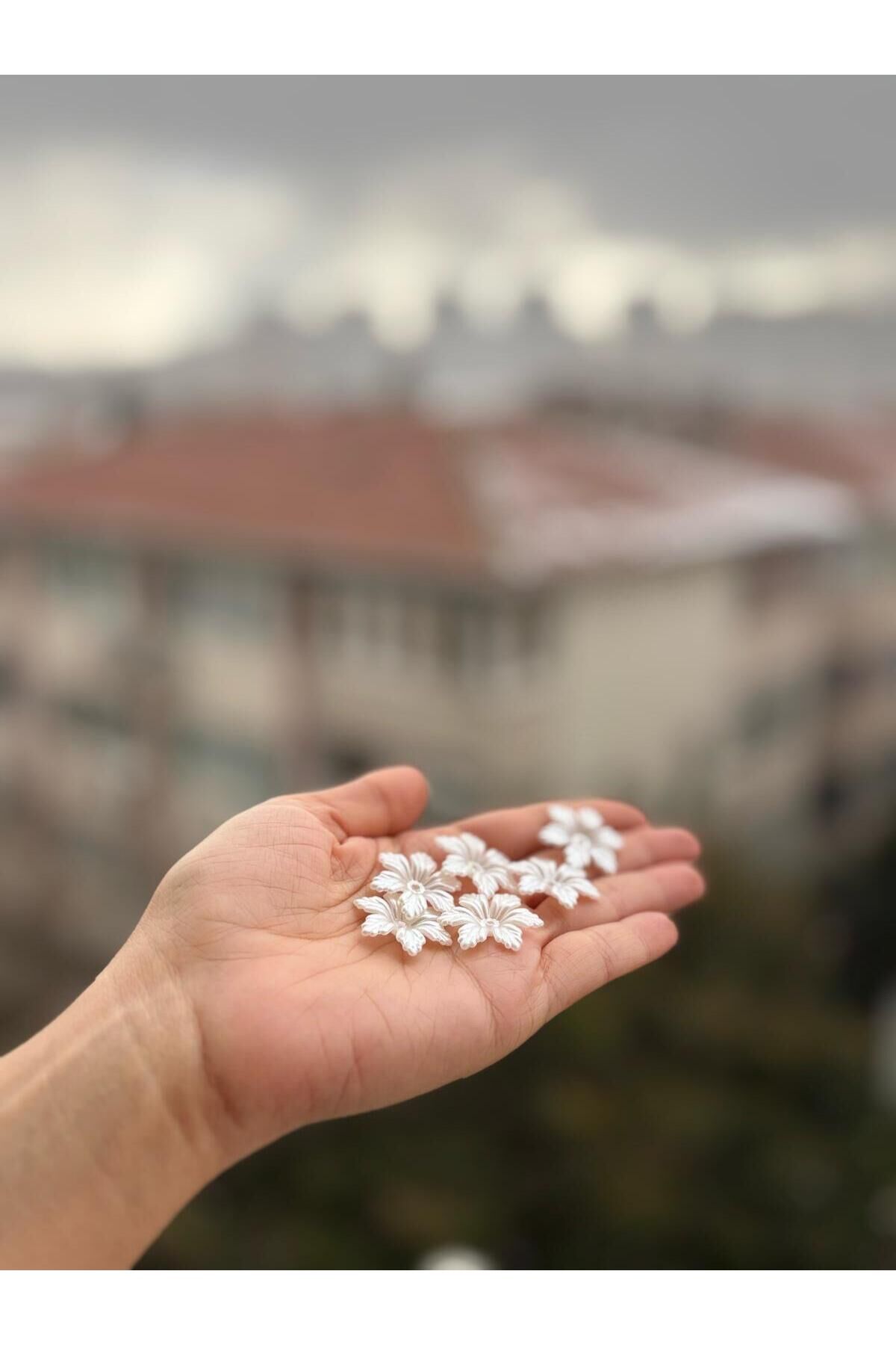 100 Adet Beyaz Çiçek Desenli Delikli Dikme Inci Boncuk B:11