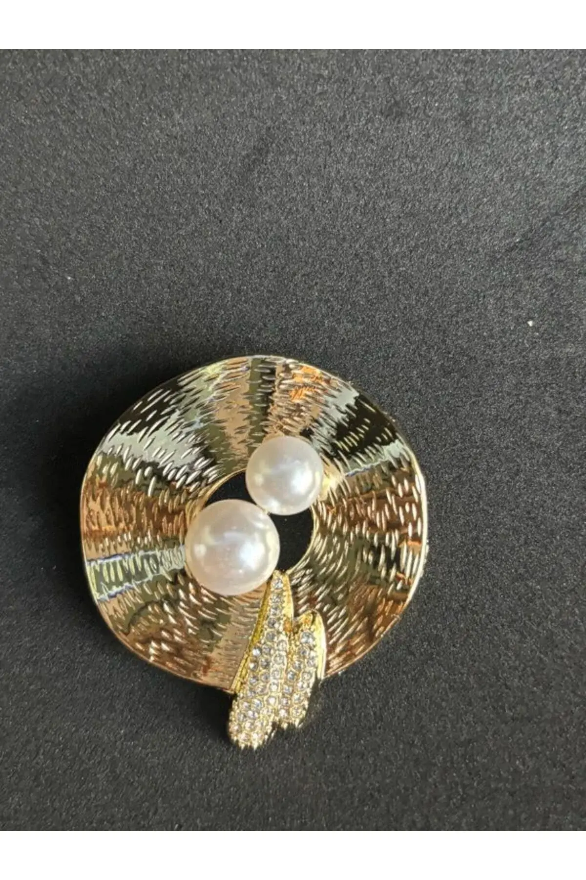 KENDİNDEN ÇİZGİLİ İNCİ DETAY TAŞLI İĞNELİ BROŞ 5 CM.