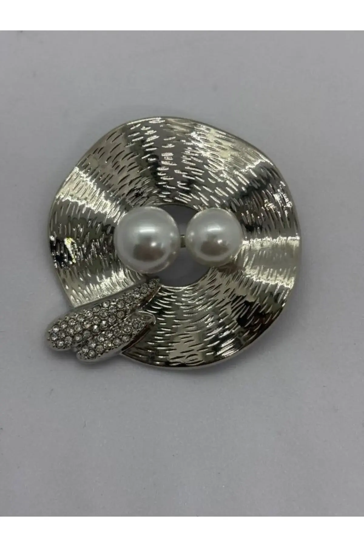 KENDİNDEN ÇİZGİLİ İNCİ DETAY TAŞLI İĞNELİ BROŞ 5 CM.