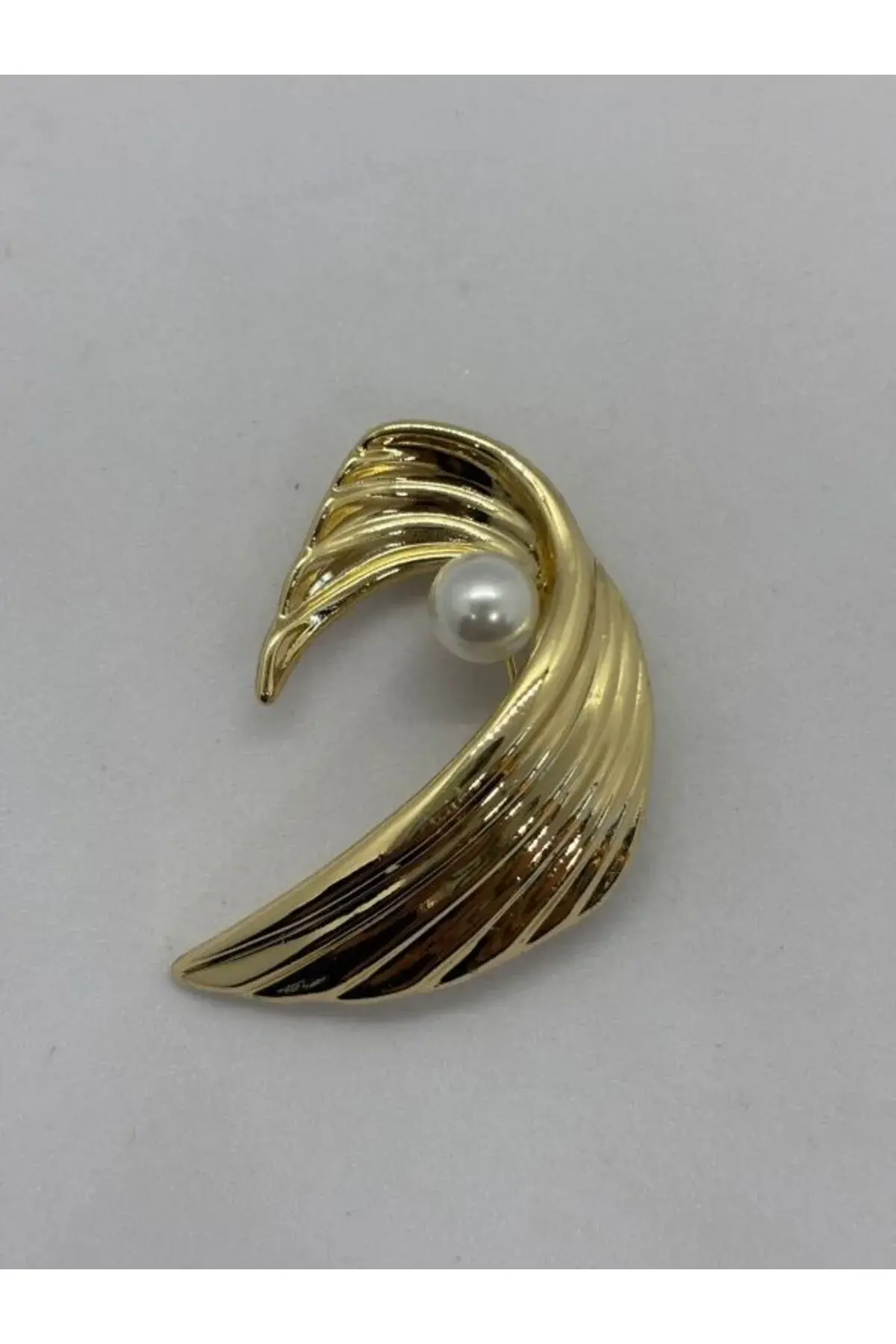 KIMRIMLI BROŞ GOLD RENK İNCİ DETAY İĞNELİ BROŞ 4 CM.