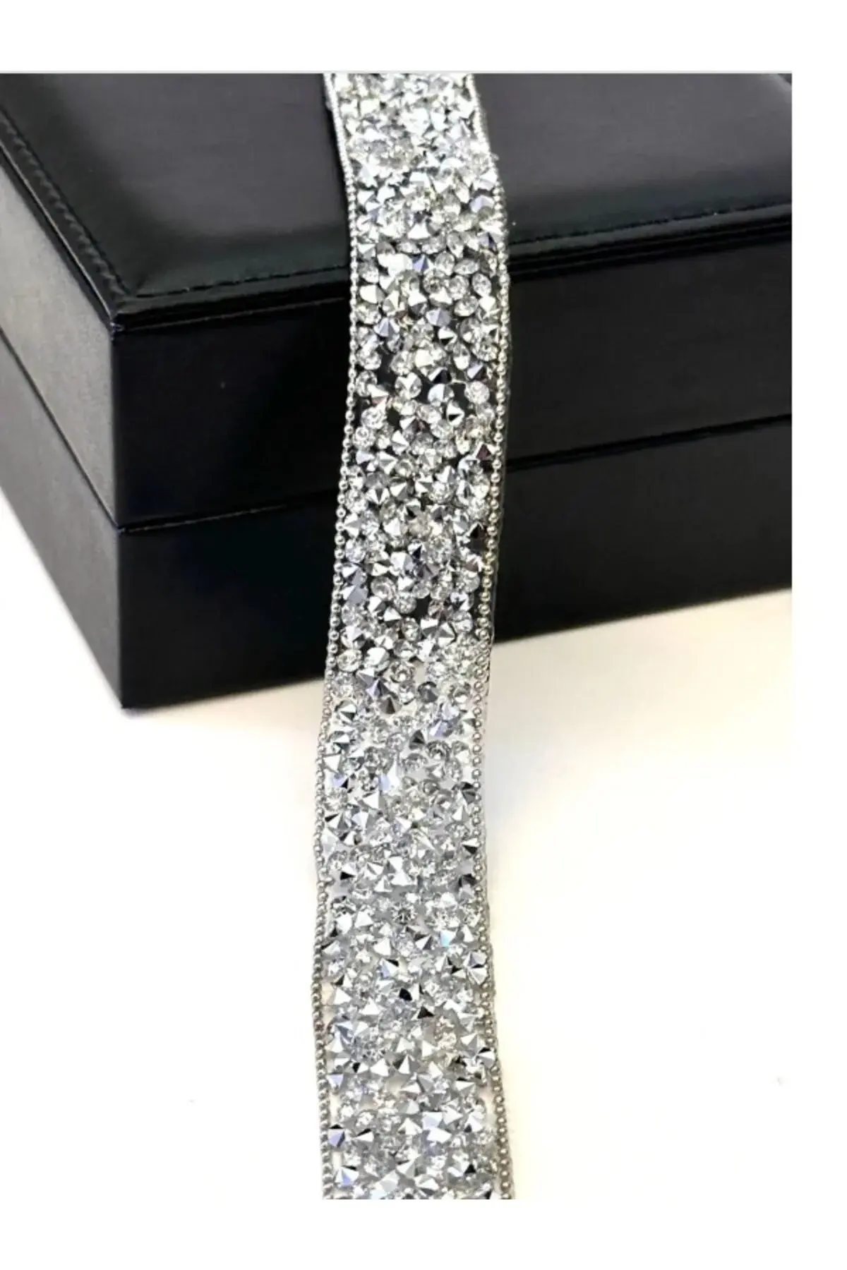 1 metre Ütü ile yapışan kenarı top zincir detay taşlı gümüş şerit eni 2 cm. Taşlı Şerit