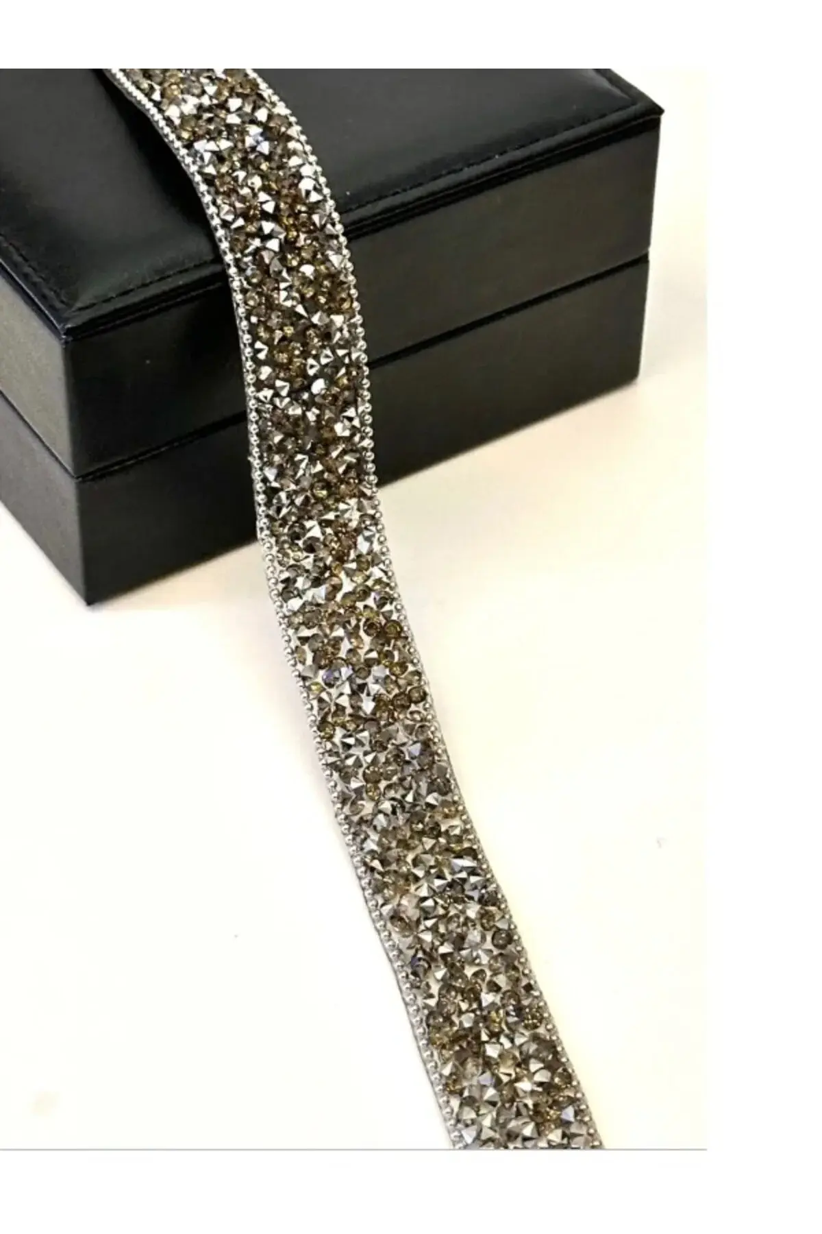 1 metre Ütü ile yapışan kenarı top zincir detay taşlı antrasit renk şerit eni 2 cm. Taşlı Şerit