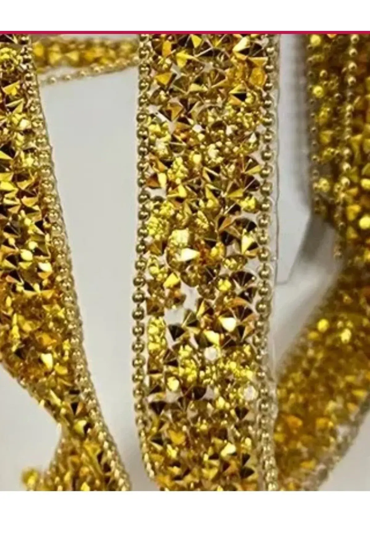 1 metre Ütü ile yapışan kenarı top zincir detay taşlı gold şerit eni 2 cm. Taşlı Şerit